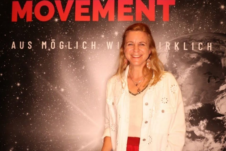 Verschmolzene Hände über einem leuchtenden, digitalen Hintergrund welcher in blau die universelle Vernetzung darstellt